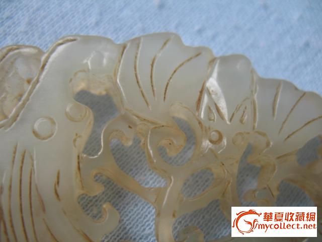 男童前方为一蝙蝠,外围为一圈如意,图片放大可见手工雕刻痕迹,工艺