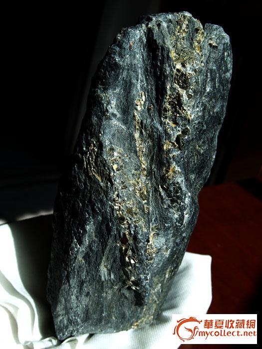 一块煤堆里拣出来的石头, 上面有象金子一样的