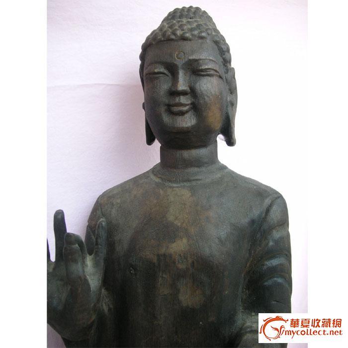 新请一尊品像很好的香樟木佛像,面相庄严,端庄,肃静,衣着飘逸有淡淡香火味,还透着清幽的木香木纹清晰漂亮,鄙人段代为,清晚的仿品!!!!请各位藏友发表发表高见!阿弥陀佛!!高75CM 长25CM 宽15CM