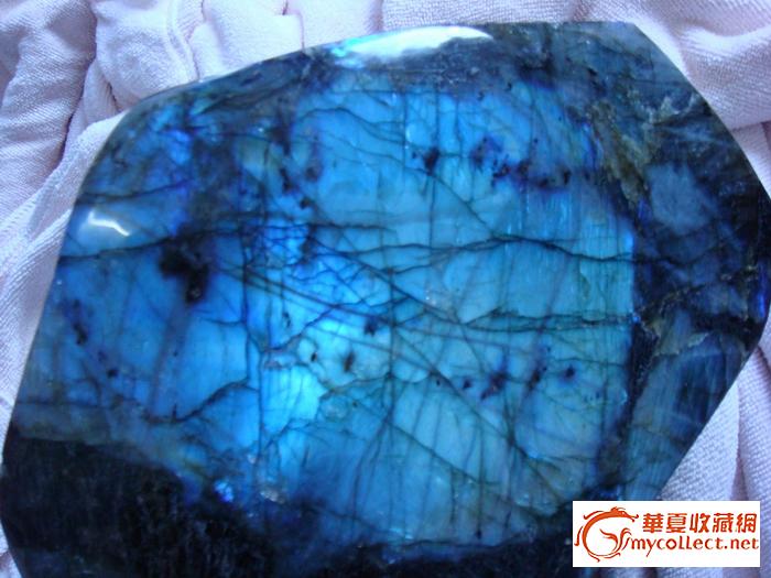 谁能告诉我这块会发蓝光的石头是什么石?_谁