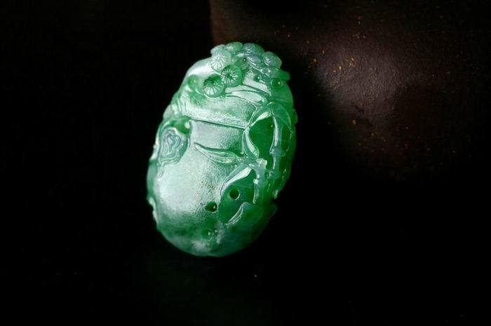 天然翡翠挂件--抛光前后