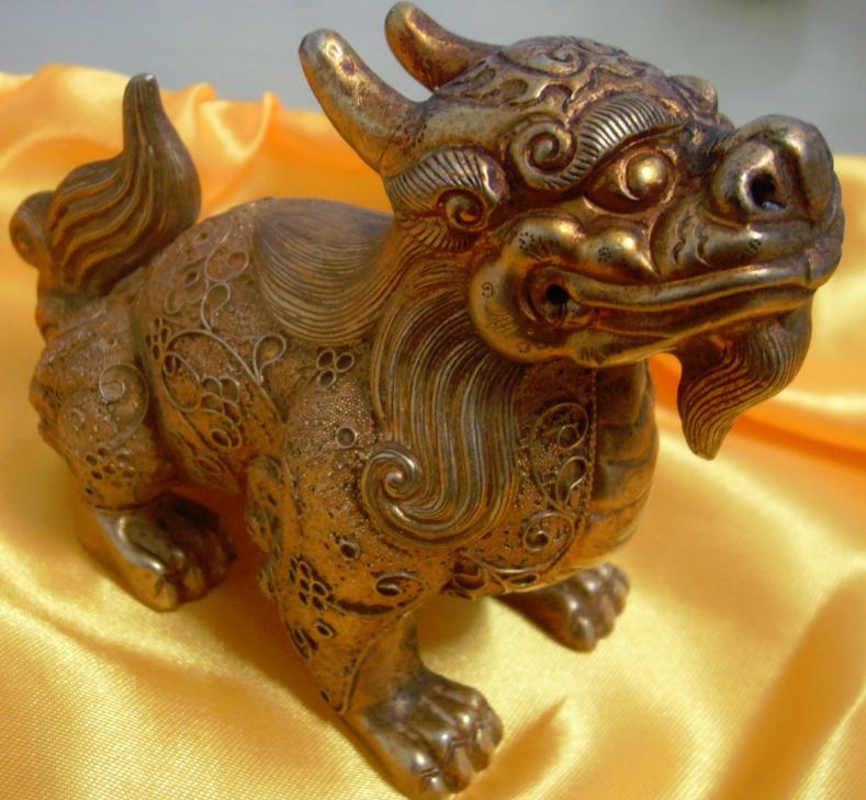 收藏古玩的大师们请进看看,这是么年代的套色琉璃,谢谢.