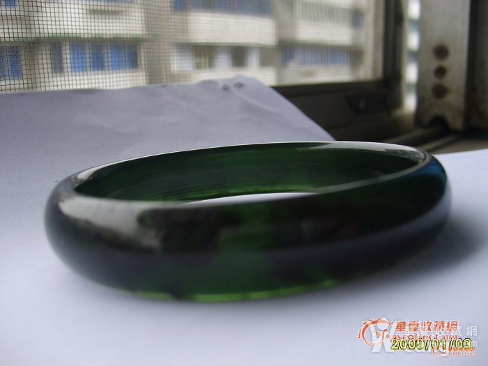 请教这只手镯是墨玉,墨碧玉还是卡瓦石?