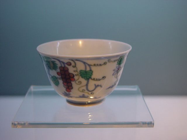 图二成化斗彩葡萄文碗 图三成化斗彩花鸟杯 台北故宫馆藏,现场拍摄
