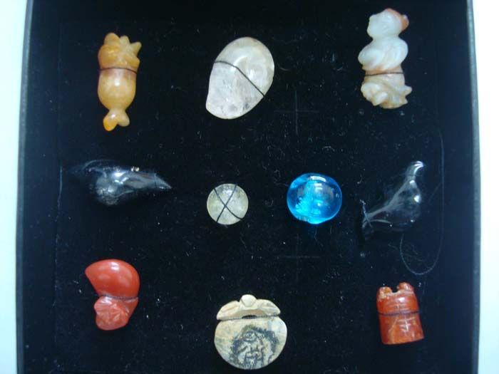 一组佛教圣物(中间白色小颗粒为舍利子)_一组