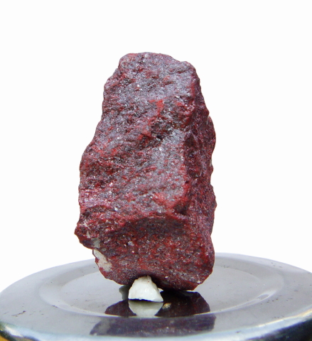 此辰砂原矿石重350克左右,高6.2cm,宽4.6cm,厚3.5cm.