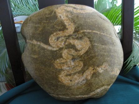 丹江河床发现字石{宝}_丹江河床发现字石{宝}鉴