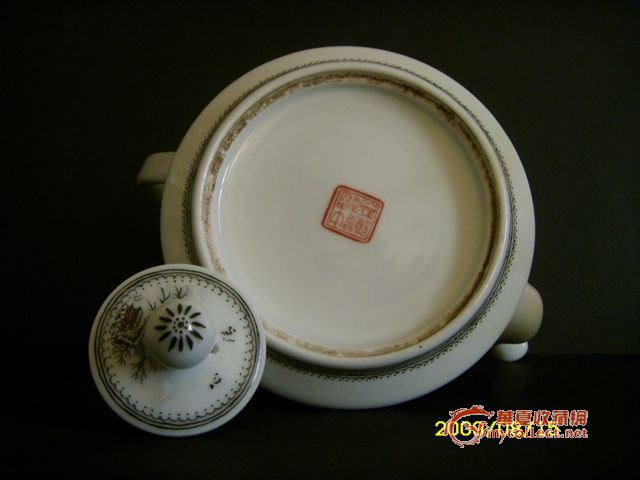 一个落款余文襄的艺术瓷厂出品小茶壶