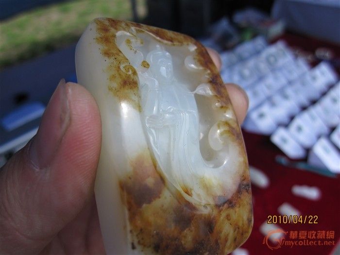 最好货!视频孕育他那里摊主的两块和田玉。号称地摊图片