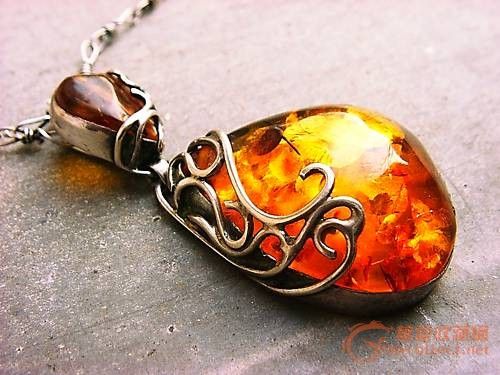 漂亮的花琥珀吊坠_漂亮的花琥珀吊坠鉴定_漂