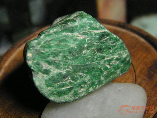 一块天然绿石头,请看看是什么材质的,请随意评说,直栽无妨.