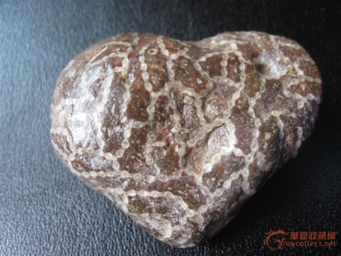 一颗心形的奇怪的石头