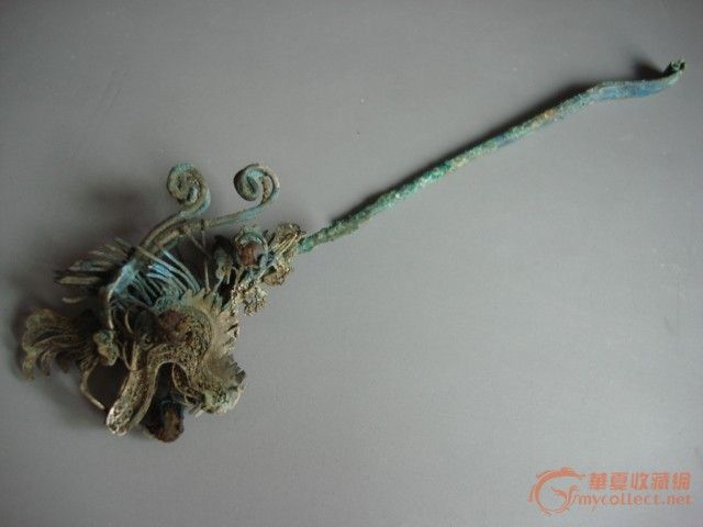鉴评师号: 1801 鉴定时间: 2011/07/05 09:02:24 年代新旧: 旧 收藏价值: 0 意见参考: 清代凤冠龙簪(银质镏金镶宝),生坑出土。除品相稍差一些,其它都很不错。为清代皇家贵族陪葬之物,具有较高的收藏及参考价值。