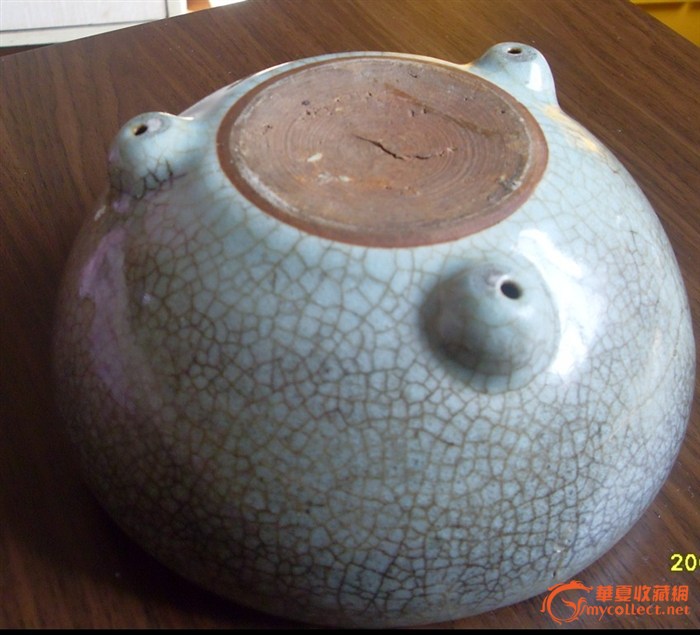宋哥窑,金丝铁线,紫口铁足,还有攒珠聚球,60倍放大镜看得很清楚.