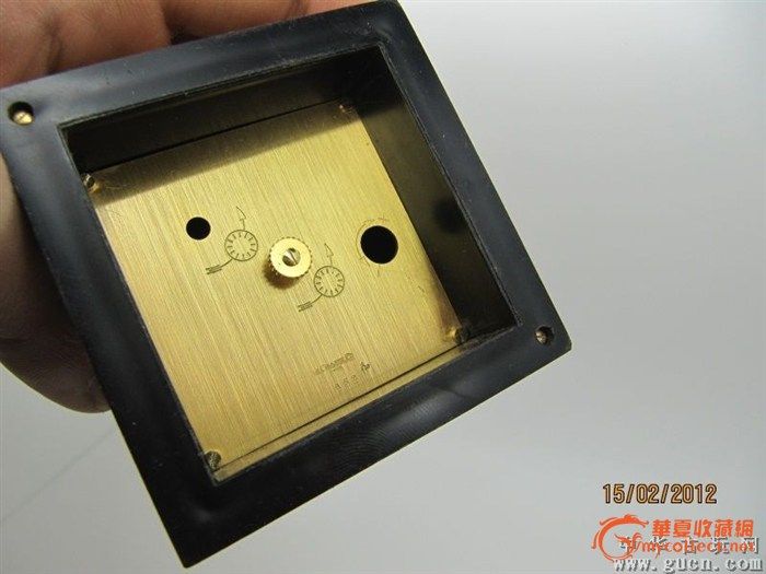 鉴评师号:1523 鉴定时间:2012/03/05 23:38:21 年代新旧:20年代中后期 收藏价值:0 意见参考:这款钟的式样在积家同类型的钟里实属少见,一般是竖着的平板形式出现。既然少见,收藏价值自然就大了,何况是名牌。