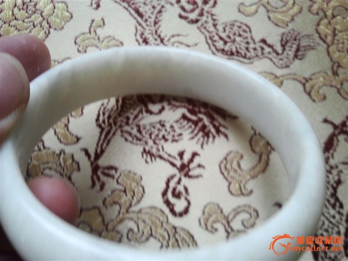 一副白色手镯,蛇纹石玉,能给到多少钱?