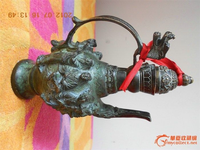 大明宣德年间制八仙过海铜酒壶,壶高18cm,壶宽11,5cm,壶底5cm,壶顶盖相似一个官帽,壶把是龙头龙身,壶嘴在一凤凰口中露出,壶身是圆形的八仙分布于周围,相似在水面上渡海,下面有水文浪花。整个壶图案清晰漂亮是不可多得的藏品。请行家,大师,专家把图过目,此品可否收藏,指点估价。看中此宝贝的留言。电话18639030846
