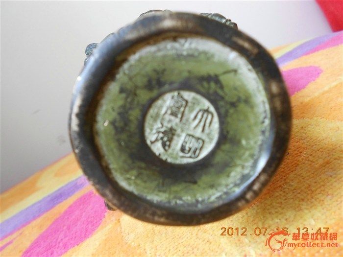 大明宣德年间制八仙过海铜酒壶,壶高18cm,壶宽11,5cm,壶底5cm,壶顶盖相似一个官帽,壶把是龙头龙身,壶嘴在一凤凰口中露出,壶身是圆形的八仙分布于周围,相似在水面上渡海,下面有水文浪花。整个壶图案清晰漂亮是不可多得的藏品。请行家,大师,专家把图过目,此品可否收藏,指点估价。看中此宝贝的留言。电话18639030846