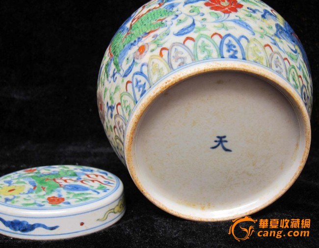斗彩百花海龙纹天字罐,颜色明快,宝光内蕴,罐口和底足火石红鲜明,成化
