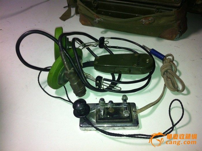 小八一电台一部,最近从仓库整理出来的,给有缘人收藏。没有通电试机,不知道能不能用。也没有做清洁。成色见图。有天线、话筒、耳机、电键、背包喜欢老军品的朋友多多支持!历史的见证,收藏的精品。超级有感的五星天线。全国包邮。QQ:39860689