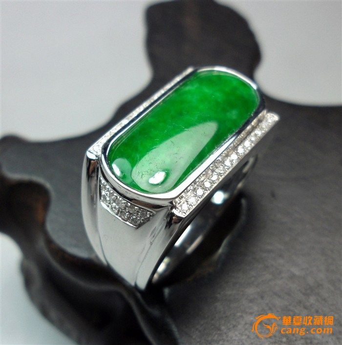 18K白金镶嵌46颗南非钻石满正阳绿马鞍形男士