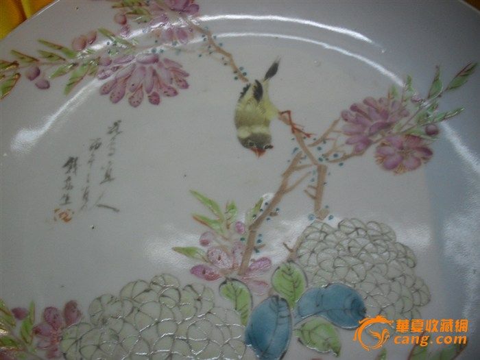 藏品尺寸/规格:直径24CM此盘子24公分画工精美且全品!名家钱安所做!底红款为映莲轩造!在落款里所带生字为称呼或其他作用请勿以为是名字中一字!可考证!也有落款钱安氏的瓷器!网上百度图片中可查!有意者也可联系QQ1442451296!钱安,字仙槎,别署清华、惜花氏,斋名映莲轩,安徽黟县。他是汪友棠的学生,又是浅绛画派最后的重要传人。擅长花鸟、人物、山水及四体书法,且彩绘种类包括浅绛彩、粉彩、墨彩、金彩、贴花、刷花、珊瑚红地描金、珊瑚红地粉彩以及综合装饰。所见仙槎的瓷画,最早的作品出现在光绪31年,最晚的在