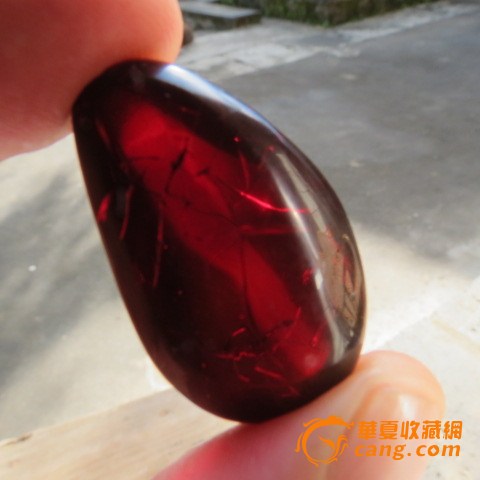 冰裂纹是缅甸血珀的典型特征之一,也是其弱点,而且越是纯净通透的缅甸