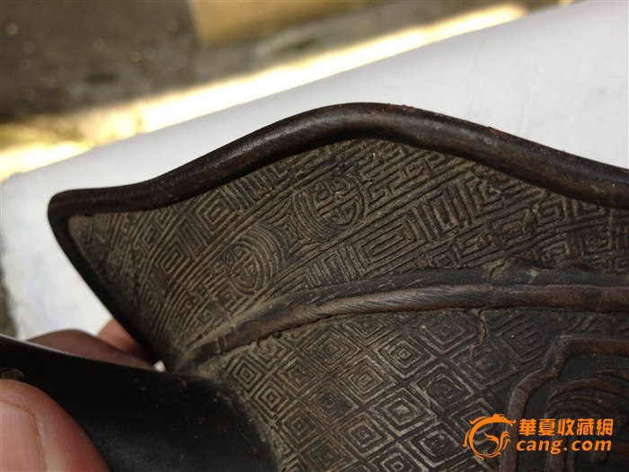 看上去有点老的铜熨斗,但不知道具体年代等.请朋友们评价下,可否收藏.