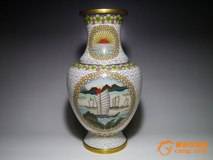 鉴评师号:1535 鉴定时间:2013/11/01 09:28:13 年代新旧:无 收藏价值:暂不定收藏价值 意见参考:看新,近年仿文革题材,纹饰过于花哨,与历史背景不符。