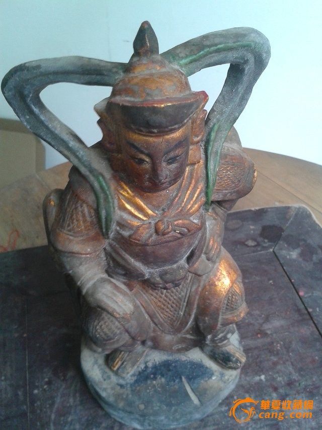 高28公分...雕工犀利..铠甲雕得非常仔细漂亮...金水好..保存级好..没一点伤....包老...地摊老货.木雕瓷器石雕随便看看.都包老......地摊看细图吧..这里只能发6个图...建议以后鉴定这里也改12图..地摊改14图..或16图..有的大规模的木雕12图有时不能完全展现在大家面前
