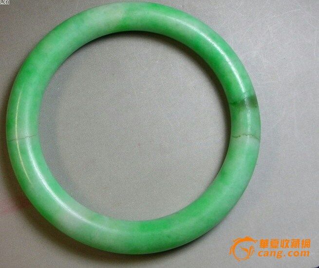 白底青老翡翠手镯,通体淡绿,内径56毫米