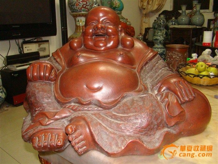 大师颜鸿芳全手工制做;超大紫砂开心弥勒佛,.该藏品长 ;55CM,宽;35CM,高;40CM.。注;【弥勒佛右手带有一副紫砂手串,原配2,2CM.】发货时一起发出来。买家如退货请付来回运费,谢谢理解。联系方式;QQ和微信;472454095. 短信请发;15881999333. 电话; 18982430518.凌生。