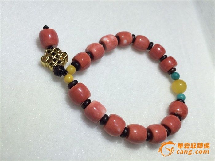 MOMO红珊瑚配AAA纯天然波罗的海老蜜蜡圆珠手链品质:天然MOMO红珊瑚颜色:一级色重量:17g(红珊瑚重14克)取最大值,可能有轻微误差尺寸:8.5~9.5mm长度:适合手腕围度16-18cm描述:大自然中唯一的活性宝石珊瑚,搭配佛教七宝另一之温润蜜蜡,让整个手串更添灵性。漫天烟花抵不过低头腕上那一缕嫣红。