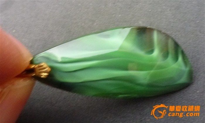 少见绿色玛瑙坠子 什么时候的恳请老师们说下大致估价??