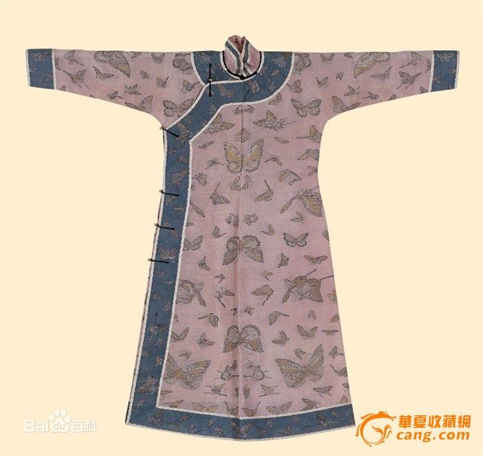 清王朝时段推行剃发易服,顺治九年(1652),钦定《服色肩舆条例》颁行,从此废除了明朝的冠冕、礼服。明代男子一律蓄发挽髻,着宽松衣,穿长统袜、浅面鞋;清时则剃发留辫,辫垂脑后,穿瘦削的马蹄袖箭衣、紧袜、深统靴。但官民服饰依律泾渭分明。 清朝是以满族统治者为主的政权机构,满族八旗服饰随朝代的变更冲进关内。