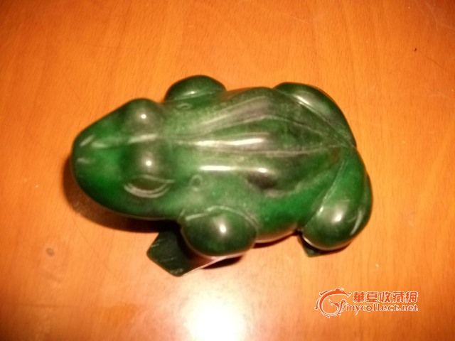 一件精雕的翡翠青蛙