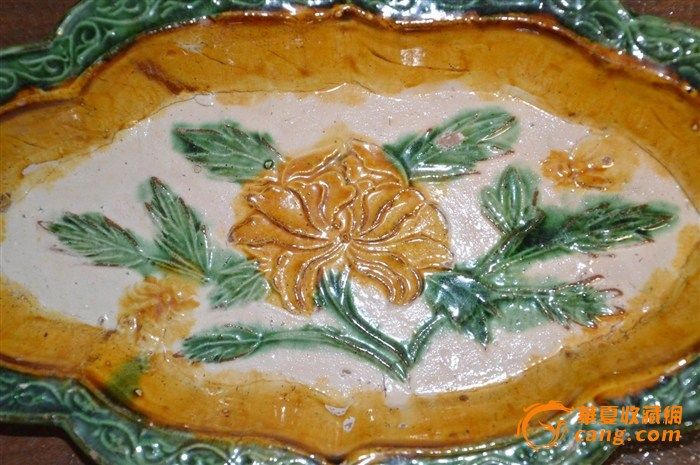 辽三彩蜂蝶牡丹海棠盘一对