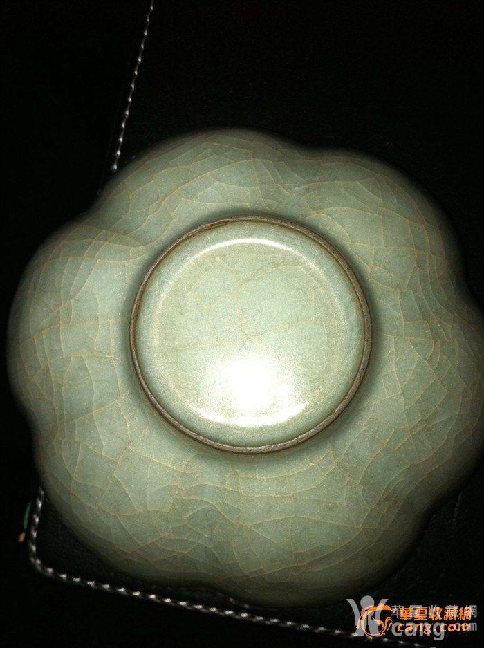 南宋官窑粉青釉莲瓣碗